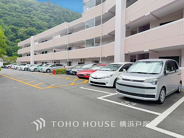 ゆったりとした駐車スペースを確保いたしましたので、大きめのお車でも駐車可能です。自転車やバイクなど、ゆとりのある敷地で置き場所に困ることはないでしょう。