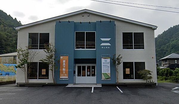 生活圏内に位置する葉山家具葉山本店。木のぬくもり溢れる天然木家具やオーダー家具を取り扱い、こだわりのインテリアで理想の住まいを丁寧に作り上げることができる、魅力あふれるライフスタイル環境です。