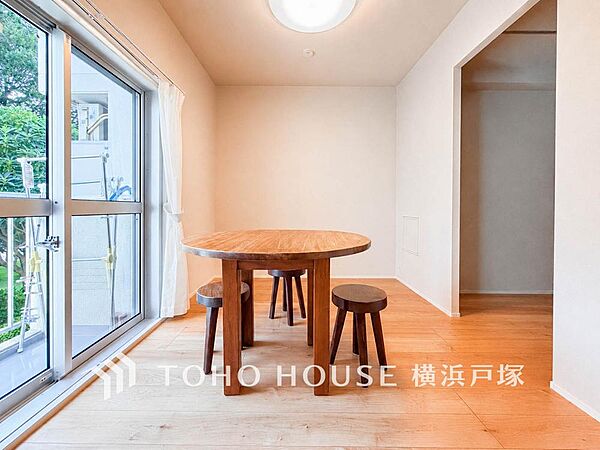 木の質感が美しいダイニングは、明るい窓から自然光が心地よく差し込みます。家族みんなで食卓を囲み、温かい思い出を育む空間です。