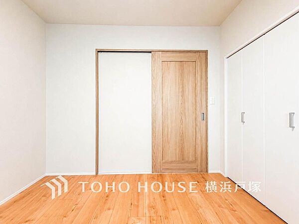 明るい木目調フローリングが心地よい居室は、お子様の成長に合わせて多様に使えるプライベート空間。豊富な収納で、いつでもすっきり片付きます。