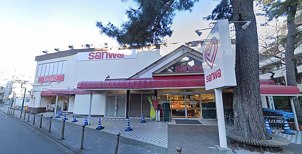 新鮮な精肉や鮮魚、野菜が豊富に並ぶ「ｓａｎｗａ東林間店」。お弁当やお惣菜のバリエーションも多く、毎日の献立選びを楽しく支えます。日用品も一緒に購入でき、手早く買い物を済ませたい時にも頼もしい存在です。
