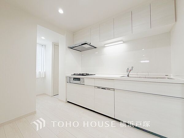 【Kitchen】ご家族みんなで調理ができる位のスペースを実現したキッチン空間となっております。みんなで作った料理を召し上がりながらの会話は、どのような物になるのでしょうか。