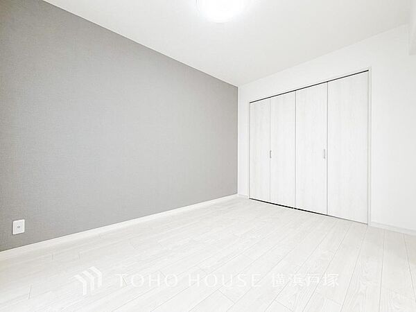 【Room】1日の疲れを癒し、心地よく寛げるようゆったりとした広さを確保しています。プライベートタイムをより優雅に穏やかに…。落ち着いた雰囲気を紡ぎます。