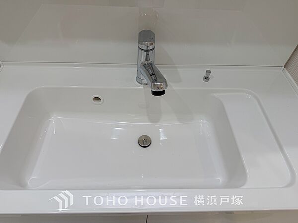 【Powder room】清潔感のあるプライベート空間は、身だしなみチェックや肌のお手入れに最適です。収納もあり、スッキリと見映えの良い空間に拵えました。時間に余裕とゆとりを持たせます。