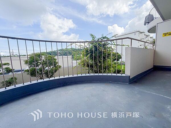 【Balcony】気持ちのいい空が見渡せる広いバルコニー。爽やかな風を感じて、心躍る素敵な暮らしがはじまります。