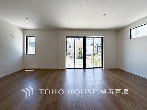 【Living room】作り手の「気持ちの良いリビングでお過ごししていただきたい」という思いを感じさせます。(写真3号棟)