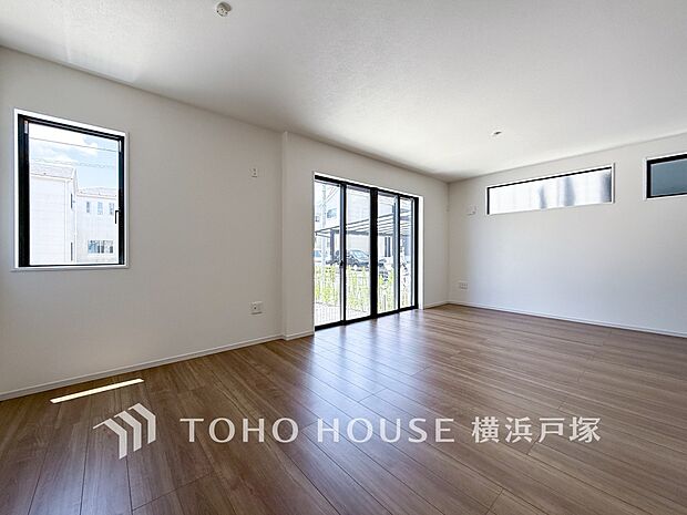 【Living room】ここにはみんなが集い、食事と楽しい会話が始まる。話に夢中になりすぎて、ついつい時を忘れてしまう。(写真3号棟)
