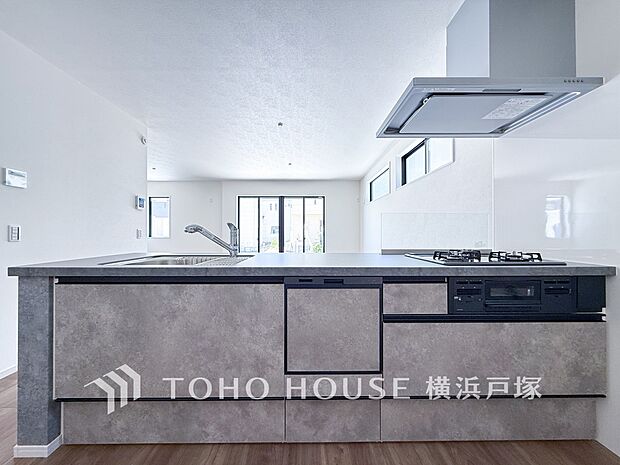 【Kitchen】手元の収納から、足元の収納までが全てスライド式で、奥のスペースまで有効に活用できます。(写真3号棟)