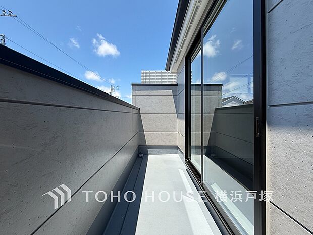 【Balcony】気持ちのいい空が見渡せる広いバルコニー。爽やかな風を感じて、心躍る素敵な暮らしがはじまります。(写真3号棟)