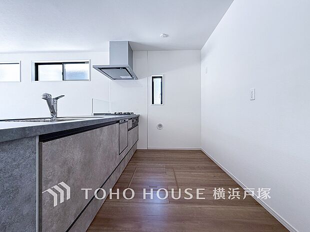 【Kitchen】ご家族みんなで調理ができる位のスペースを実現したキッチン空間となっております。(写真3号棟)