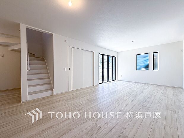 【Living room】光と風が溢れる開放的なリビングダイニングには自然と家族みんなが集まってきます。