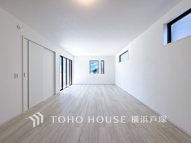【Living room】明るく開放的な空間が広がるLDK。室内には豊かな陽光が注ぎ込み、爽やかな住空間を演出。