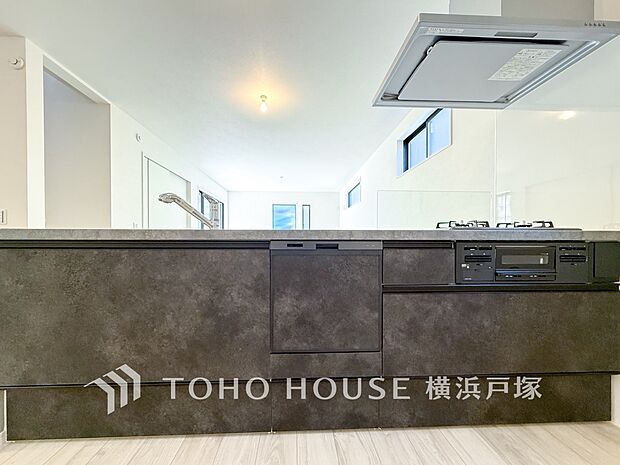 【Kitchen】手元の収納から、足元の収納までが全てスライド式で、奥のスペースまで有効に活用できます。