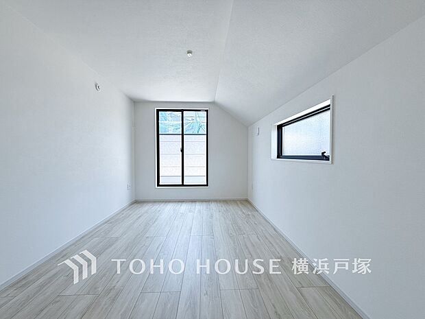 【Room】大きな窓からたっぷりと陽光が注がれる明るい空間。家族の成長に対応できる永住仕様の間取り。
