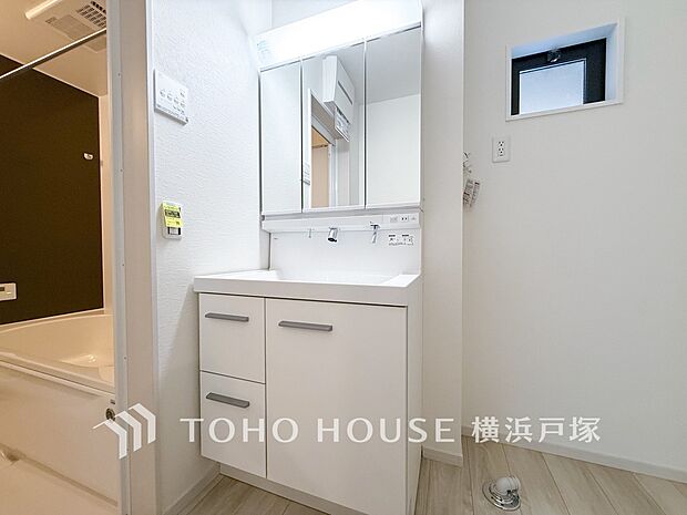 【Powder room】洗面化粧台にも収納スペースを設ける事により、散らかりやすい洗面スペースをスッキリ保てます。