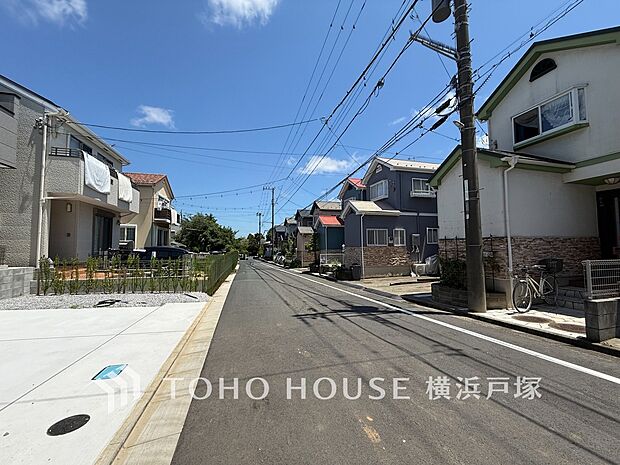 【Frontal road】周辺に建ち並ぶ邸宅も、それぞれに個性がありながらも落ち着いた雰囲気を醸し出している邸宅街の一角。