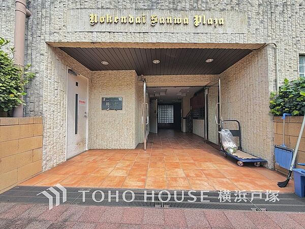 【Entrance】家族やゲストをやさしく迎える玄関。シンプルな中にセンスが光る、印象的なエントランス空間。