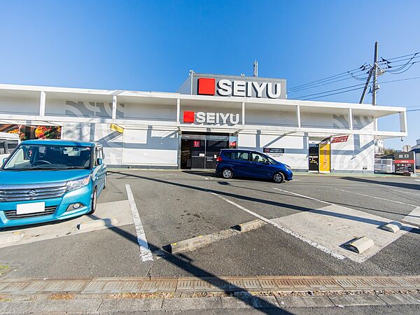 西友能見台店まで約270ｍ。西友能見台店が身近にあり、日常のお買い物に便利な住環境。多彩な品揃えで、毎日の食料品や日用品の買い物を身近で済ませられます。