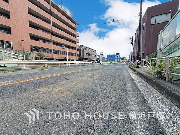 【Frontal road】周辺環境とのコラボレーションにより明るく開放的な空間を演出しております。