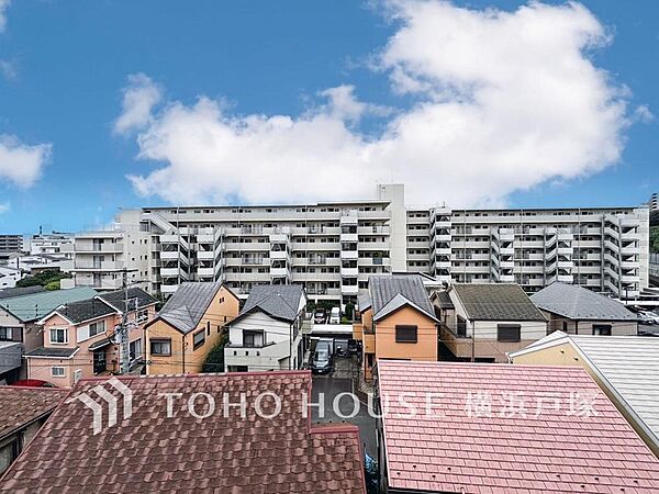 【View】開放感があり、遮るものもなく気持ちのいい景色が広がります。お部屋にも爽やかな風と暖かく柔らかな日差しが差し込み、毎日の暮らしを豊かに彩ります。