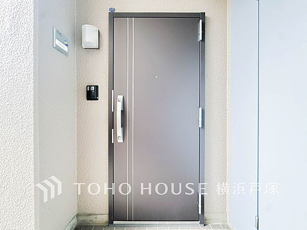 【Entrance】居住者の帰り、訪れる方を優しく迎え、やすらぎに満ちた生活空間を予感させる。健やかな暮らしを楽しめそう。