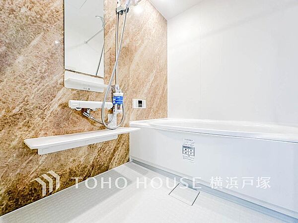 【Bathroom】1日の疲れを取り心身を癒すことができる住まいの中のリラクゼーション空間、リラックスできるよう優しいカラーをチョイスしました。時を忘れるほどのんびりできる空間に。