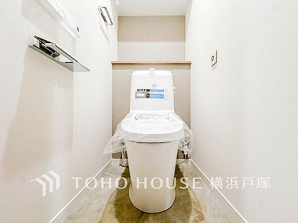 【Toilet】清潔感のあるトイレ空間。毎日快適に使えるよう配慮された仕様で、落ち着いて利用できる空間です。