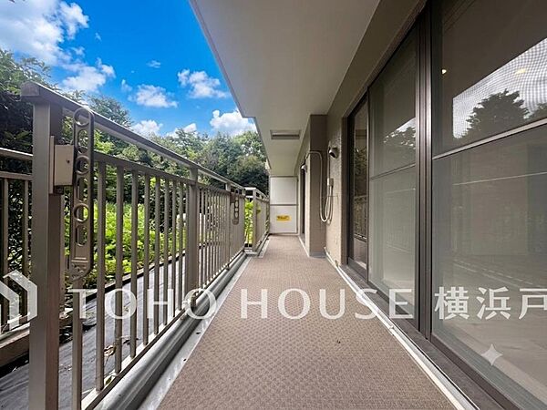 【Balcony】気持ちのいい空が見渡せる広いバルコニー。爽やかな風を感じて、心躍る素敵な暮らしがはじまります。