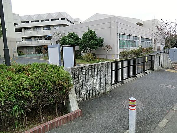 横浜市立つづきの丘小学校まで約621m
