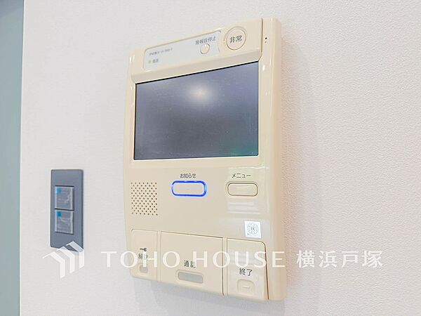 【TVモニタ付きインターホン】来訪者の顔を映像で確認できるTVモニター付インターホン。室内から応対でき、防犯面にも配慮された設備です。