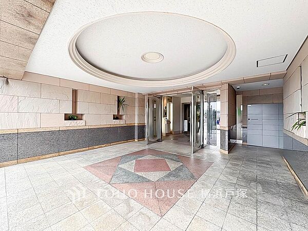 【Entrance】上品で清潔感があるエントランスは住人やゲストを迎え入れ、そして送り出す場にふさわしい空間です。プライベート感が高まるシックな装いのエントランス。