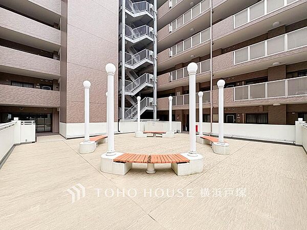 【敷地内広場】マンション敷地内に設けられたゆとりある広場。住まう方の憩いの場として利用でき、敷地内でのびやかな時間を過ごせる心地よい共用空間。