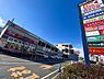 周辺：ディスカウントスーパーのオーケー、衣料品店、100円ショップ、ドラッグストア、ブックオフ、サイゼリアなどの飲食店が入った複合施設。週末は家族連れでにぎわいます。