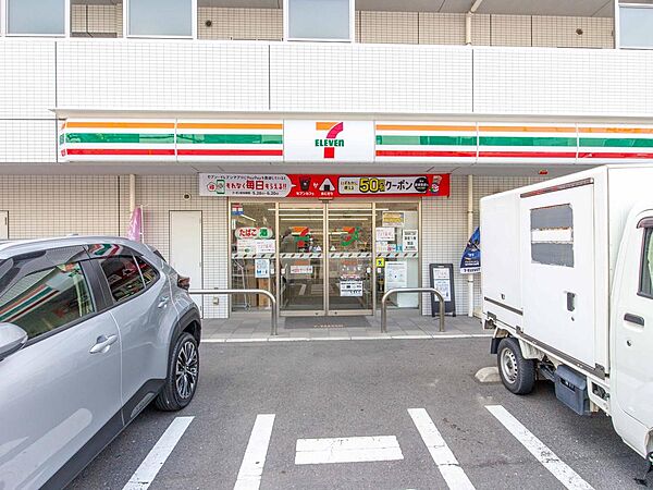 飲食料品や生活雑貨を取り揃え、周辺住民や通勤・通学者に便利なサービスを提供しています。ATMや宅配便受付などもあり、地域の暮らしをサポートしています。