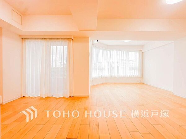 リビングも広く設け、訪れる人々を暖かく迎えてくれます。