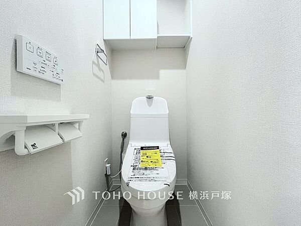 いつまでも清潔な空間であって頂けますように、目に留まるだけではなく、汚れをふき取り易いフロアと壁紙をチョイス致しました。洗浄便座になっておりますので、とても清潔にご使用いただけます。