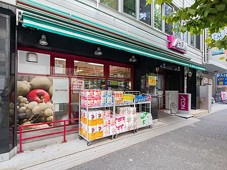 安くて便利な小さなイオン。ちょっと買い物したいときにすぐ行ける小型スーパー。小さいながらも品揃えのよいスーパです。