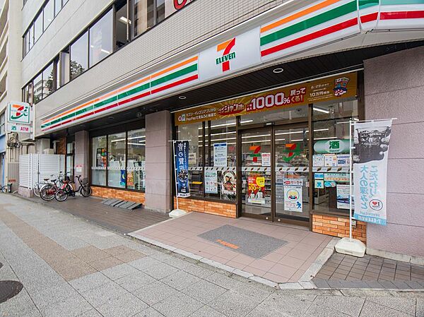 飲食料品や生活雑貨を取り揃え、周辺住民や通勤・通学者に便利なサービスを提供しています。ATMや宅配便受付などもあり、地域の暮らしをサポートしています。