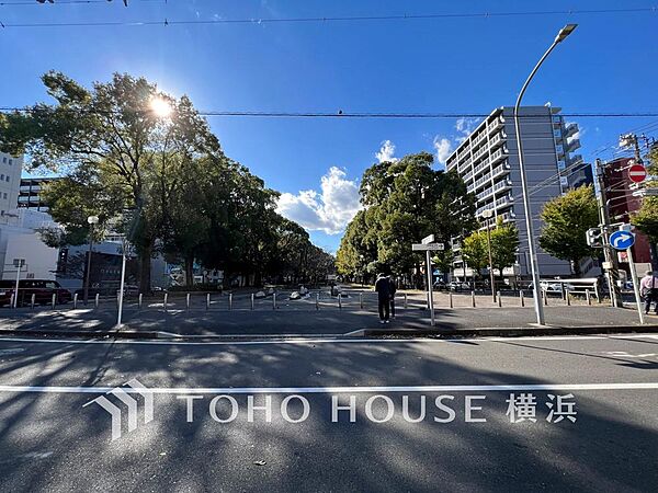 波のイメージのタイルのモザイクや流氷のイメージのオブジェがあり、自分流で楽しめる都会のオアシス的な公園です。