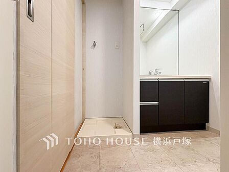 手で洗いたい大切な服など、広く使えると助かる洗面台は汚れの付きにくい形状と素材で造られております。