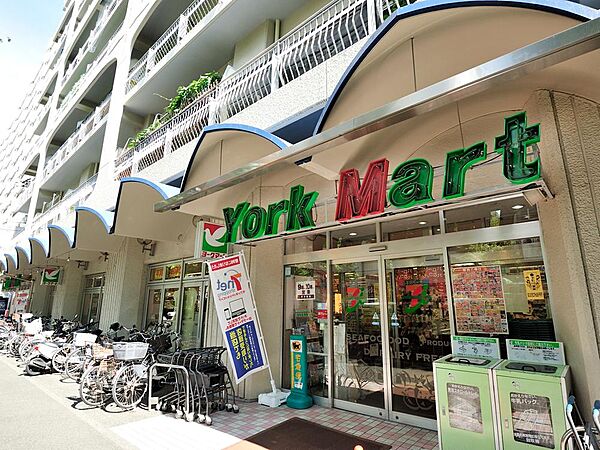毎日の食卓を彩る新鮮な食料品が揃います。宅配サービスもございますので、お米やお酒など重たい商品も任せて安心。