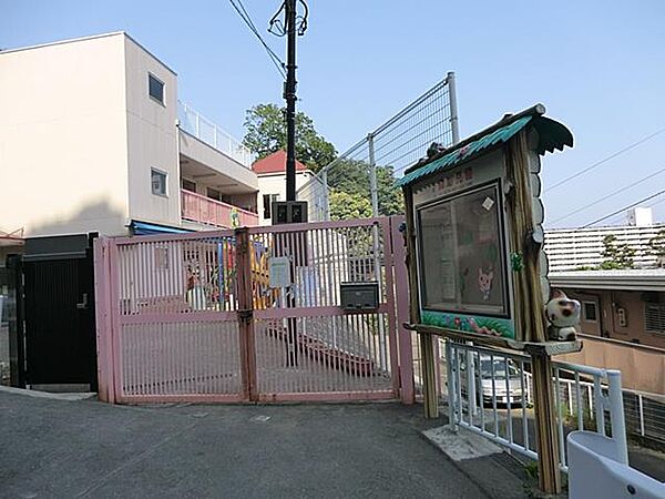 豊かな自然の中で遊びや体験を重視した保育を行い、子どもたちの主体性や健やかな心身を育成。地域に根ざした温かく家庭的な雰囲気が親しまれています。