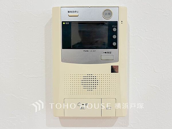来訪者の顔を映像で確認できるTVモニター付インターホン。室内から応対でき、防犯面にも配慮された設備です。