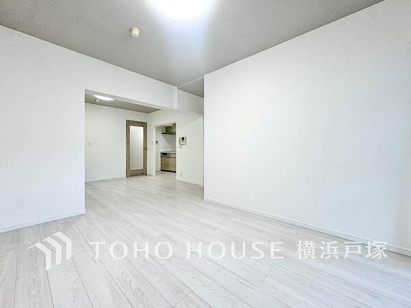 【Living room】家族みんなが爽やかに健やかに過ごせるように、溢れる光をたっぷり取り込んだリビングダイニング。集いの場、憩いの場としての快適性を求めたやすらぎの空間です。