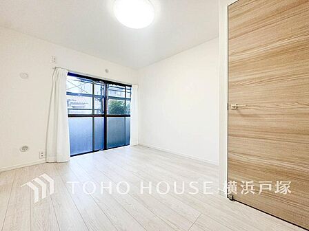 【Room】1日の疲れを癒し、心地よく寛げるようゆったりとした広さを確保しています。プライベートタイムをより優雅に穏やかに…。落ち着いた雰囲気を紡ぎます。