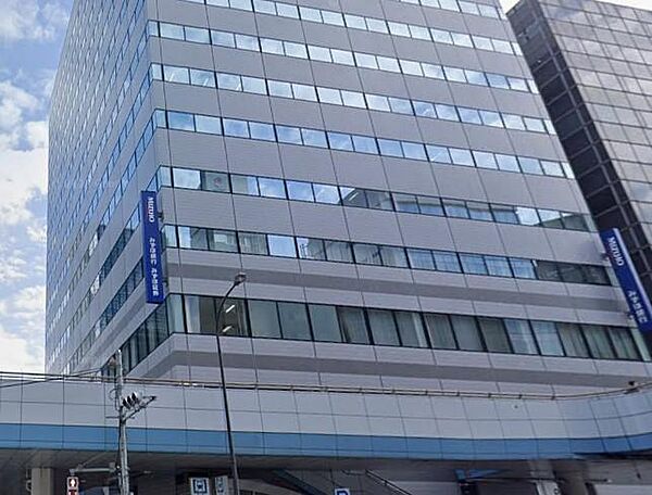 周辺には慶應義塾大学や大型オフィス、再開発エリアが広がり、ビジネスや学問の拠点として賑わっています。