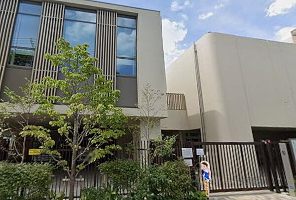 区立の認可保育園です。区内で初めて医療的ケア児や障害児の専門クラス・集団保育を導入。バリアフリー設備を備え、多様性を大切にしたインクルーシブ保育を推進しています。