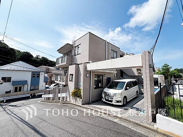 【Entrance】上品で清潔感があるエントランスは住人やゲストを迎え入れ、そして送り出す場にふさわしい空間です。