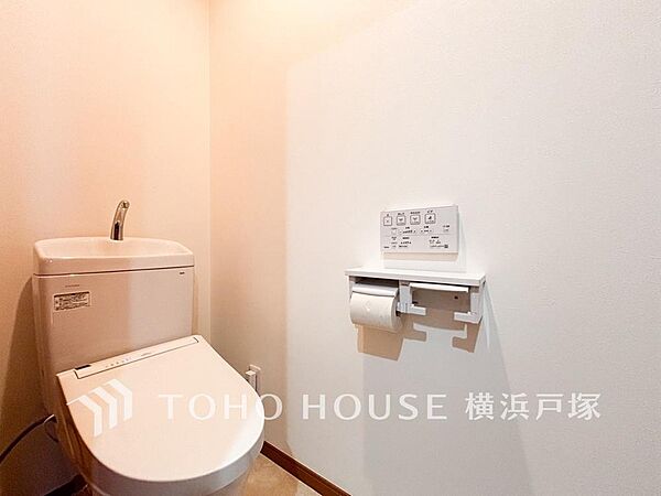 清潔な空間であって頂けますように、目に留まるだけではなく、汚れをふき取り易いフロアと壁紙をチョイス。