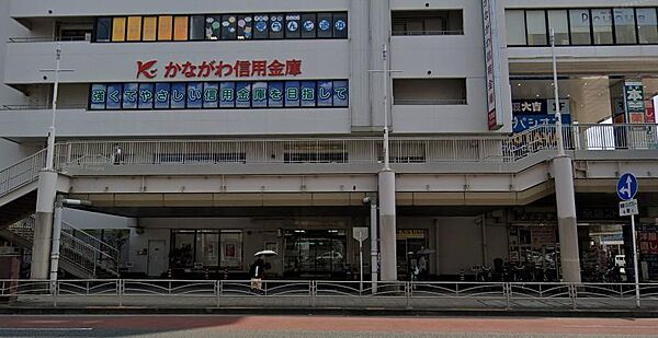 追浜駅徒歩1分の「サンビーチ追浜」は、京急ストアやマツモトキヨシ、TSUTAYA、100円ショップ、クリニックなどが集結した生活利便施設。毎日の買い物から医療まで身近に揃い、暮らしを快適に支えます。